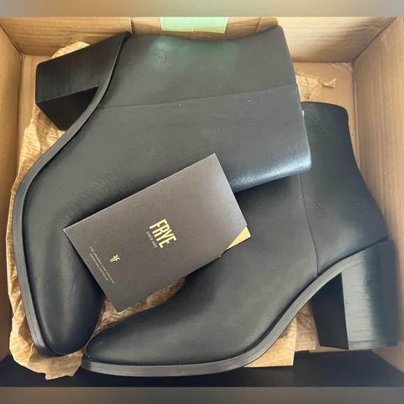 NWOT - FRYE Leather Georgia Bootie - Size 6.5 - Picture 7 of 10